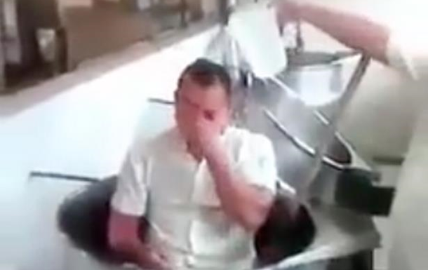 Відео медпрацівника, котрий миється в котлі для їжі, викликало у Мексиці скандал