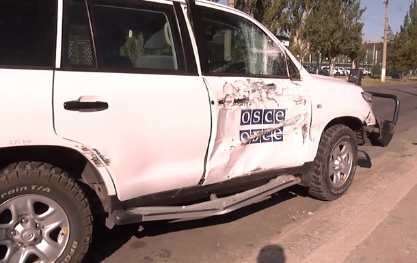 У Луганську автомобіль ОБСЄ зіштовхнувся з тролейбусом