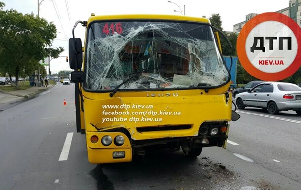 У Києві маршрутка врізалася у вантажівку, постраждали 10 осіб