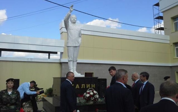 У Росії відкрили триметровий пам ятник Сталіну