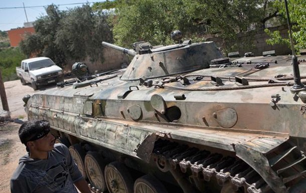 ЗМІ: Росія розміщує танки на аеродромі в Сирії