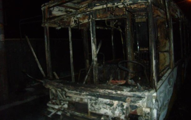 Ночью в Киеве сгорели три авто и троллейбус