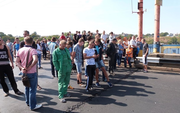 В Николаеве не смогли развести мост из-за качественного асфальта