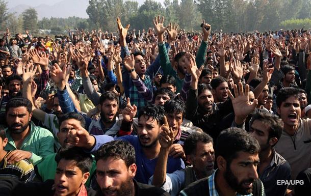 Индийцы в знак протеста шлют премьеру волосы и ногти