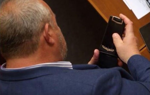 У депутата в Раде заметили телефон за 400 тысяч гривен