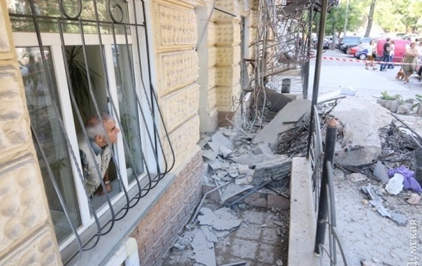 В Одесі під завалами балкона залишається чоловік