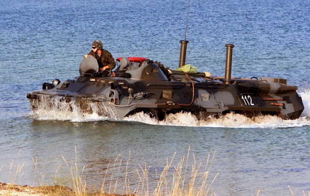 На военных учениях в Казахстане затонули БТРы с военными