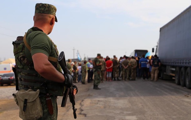 Блокада Криму: вантажівки повертаються на материк
