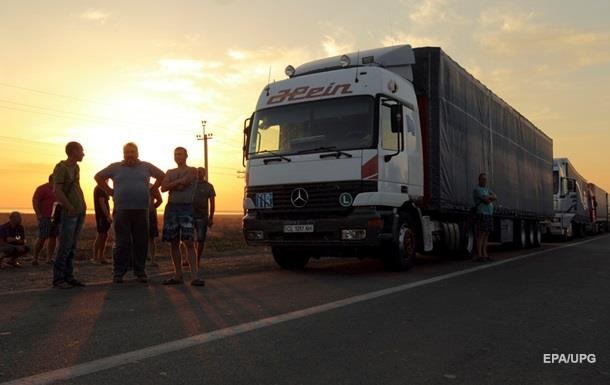 ФСБ: Украина не пускает грузовики из Крыма