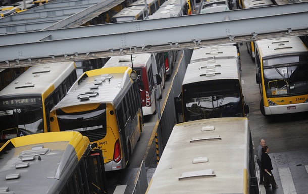 Поджог автобусов. Бразильцы митинговали против сокращения маршрутов