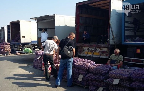 Через блокаду Криму фури з овочами їдуть до Одеси