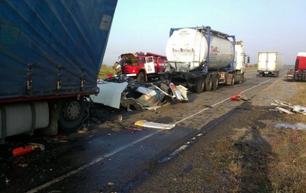 Под Днепропетровском столкнулись три грузовика: есть жертвы