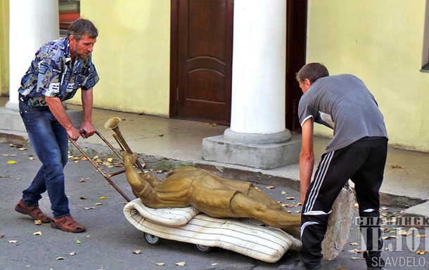 У Слов янську знесли статуї піонерів