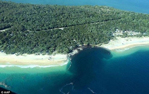 Гигантская воронка поглотила пляж-кемпинг в Австралии