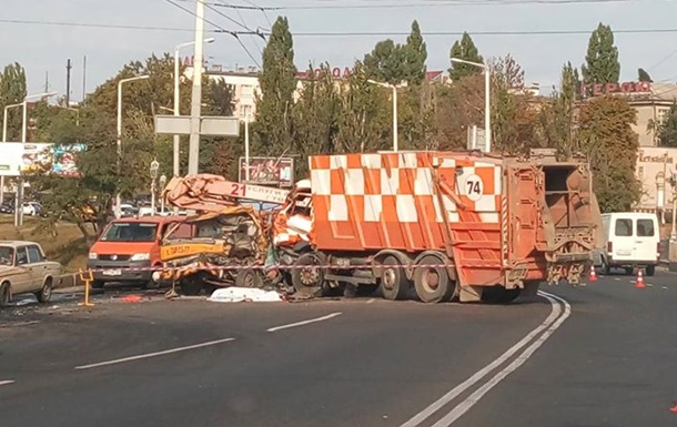 В Одессе мусоровоз раздавил автовышку, есть жертвы