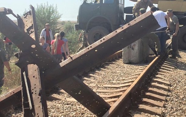 Активісти заблокували залізницю до заводу Фірташа в Криму