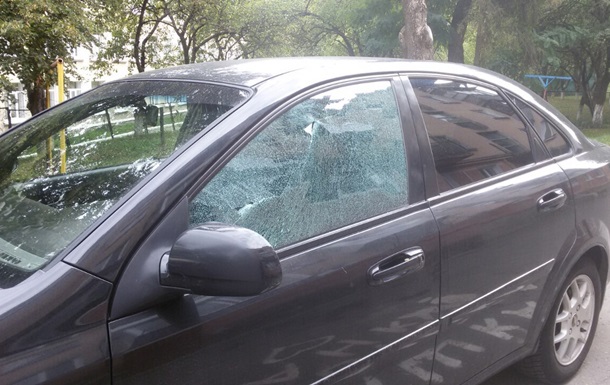 У Тернополі невідомий розстріляв вісім автомобілів