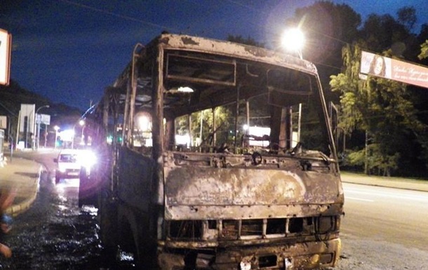 В Киеве загорелась маршрутка с пассажирами