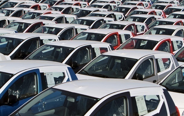 Продажи легковых авто в Украине упали более чем наполовину