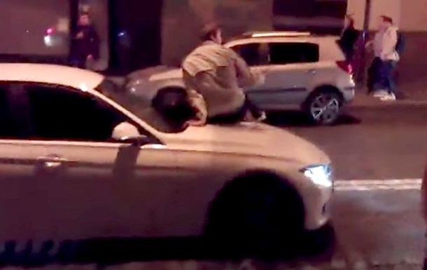 В Харькове водитель BMW прокатила на капоте пешехода