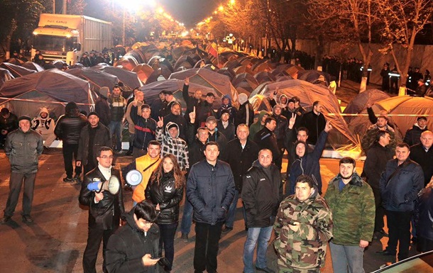 Протестующие в Кишиневе перекрыли центральную улицу 