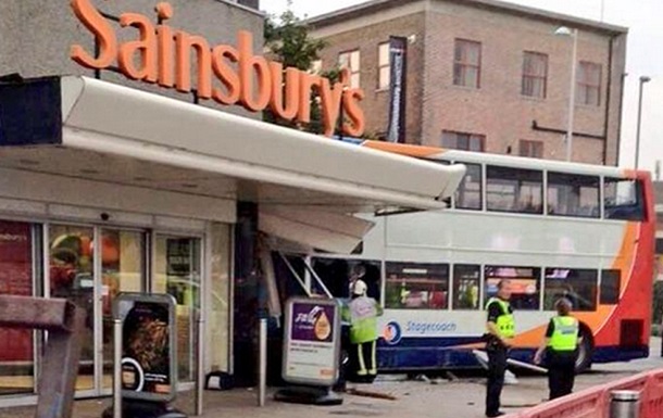 В Великобритании двухэтажный автобус въехал в магазин