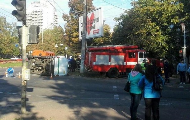 У Чернігові зіткнулися машини пожежників та інкасаторів