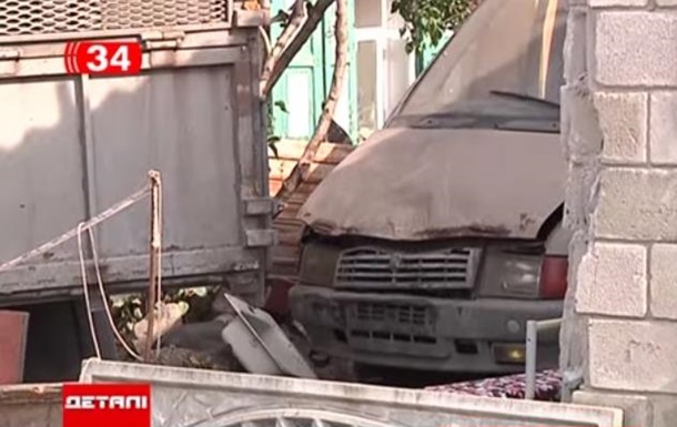 На Дніпропетровщині вантажівка після аварії застрягла в будинку на тиждень