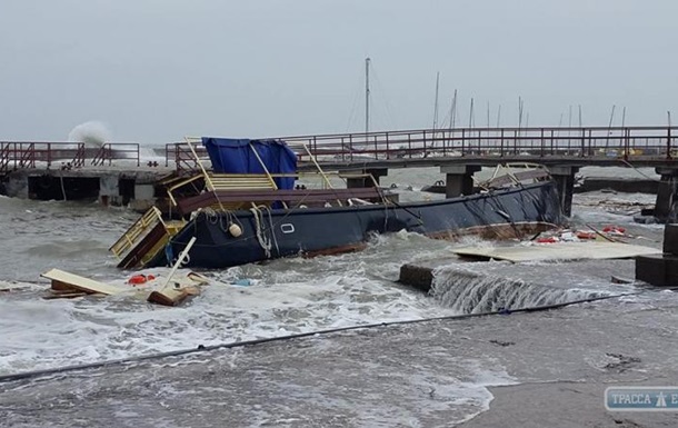 Шторм в Одессе разбил яхту и повредил набережную