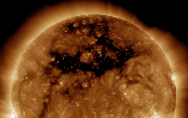NASA показало гигантскую дыру на Солнце