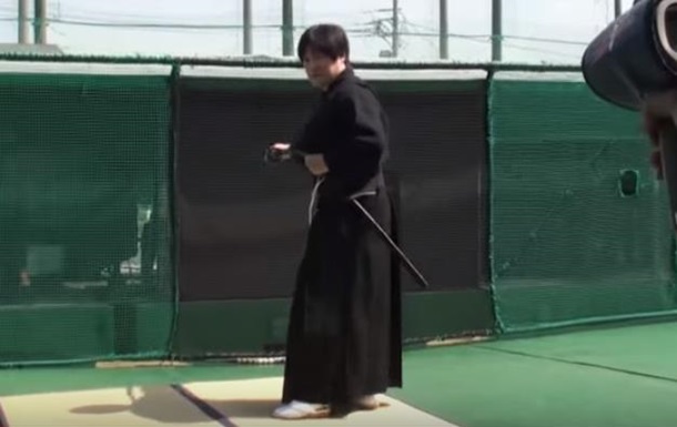 Самурай разрезал бейсбольных мяч, летящий на огромной скорости