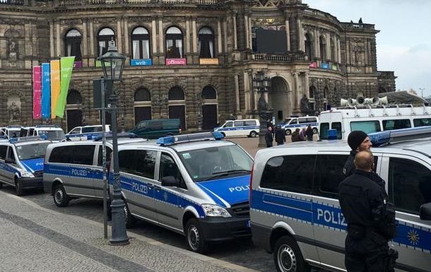 В Дрездене вышли на улицы противники и защитники мигрантов