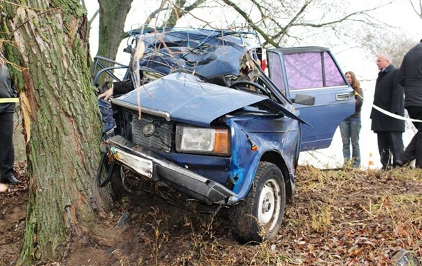 На Черниговщине ВАЗ врезался в дерево, погибли три человека