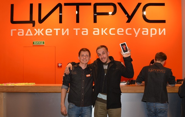 Украинцы начали раскупать официальные iPhone 6s еще ночью, накануне продаж