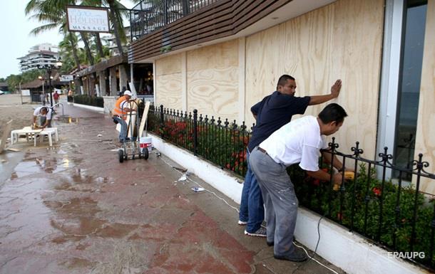 В Мексике из-за урагана эвакуируют туристов