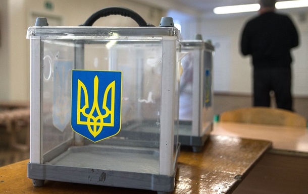 У Києві на виборах розрізали сейфи болгаркою