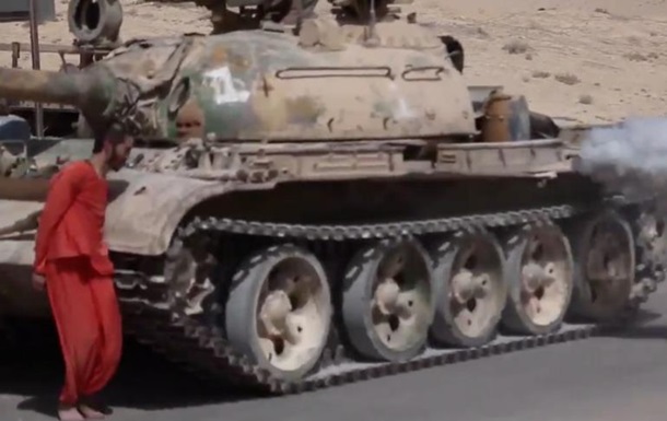ИГИЛ казнил сирийского солдата, переехав танком. 18+