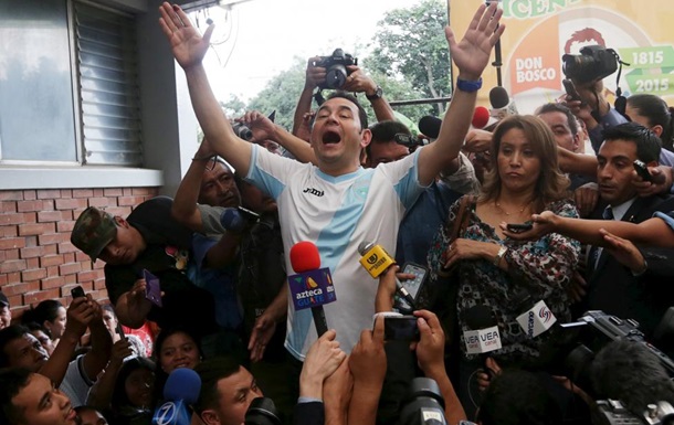 Без шуток. На президентских выборах в Гватемале победил бывший комик