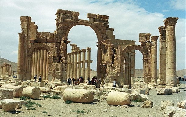 Боевики ИГ разрушили исторические колонны Пальмиры