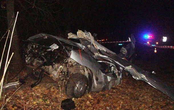В Черкасской области автомобиль врезался в дерево: трое погибли