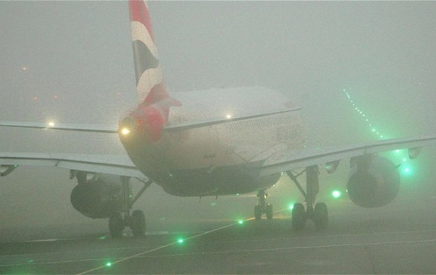 В лондонском аэропорту Хитроу отменяют рейсы из-за тумана