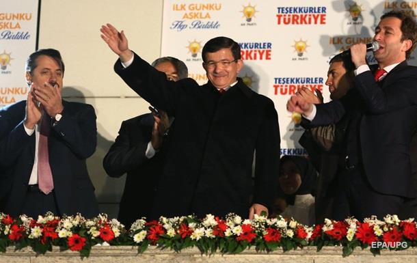 Премьер Турции объявил о победе на выборах партии власти