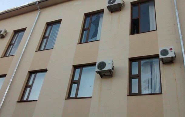 В Лисичанске неизвестные бросили гранату в здание горсовета