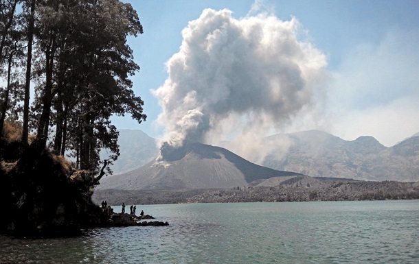 На Бали из-за вулкана закрыли аэропорт