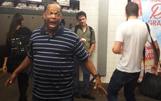 Поющий в метро мужчина стал хитом интернета