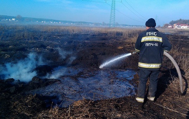 В пяти районах под Киевом еще горят торфяники