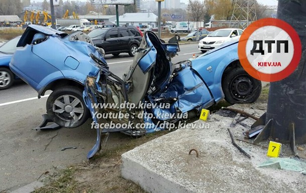 ДТП в Киеве: от удара авто сложилось пополам