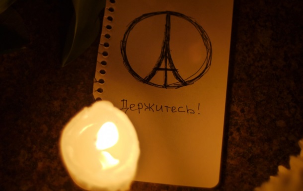 У Києві зночі несуть квіти до посольства Франції