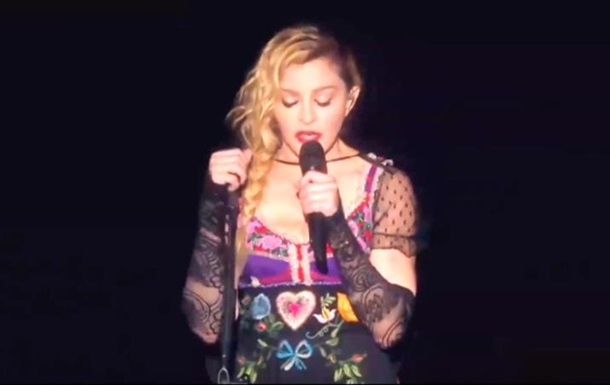 Мадонна плачет