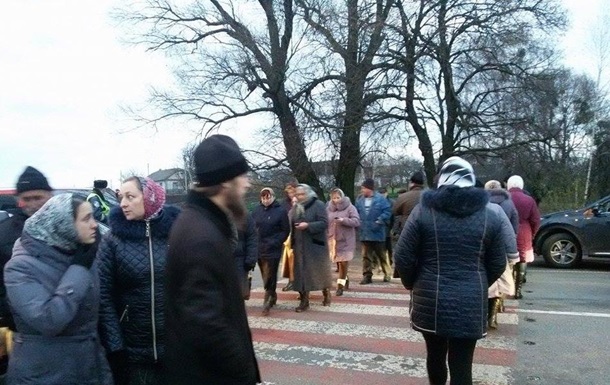 Верующие УПЦ перекрыли трассу Киев-Чоп